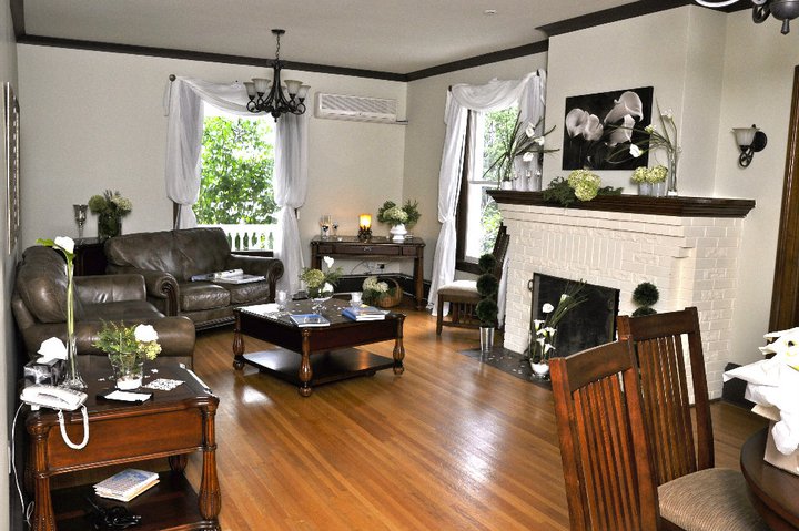 Ferland Suite decorated living room / Salon décoré de la suite Ferland