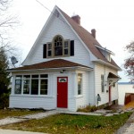 Front view of the Guest House located at 655 Brewster Street in Haileybury (Temiskaming Shores). The house is part of the Presidents’ Suites historical homes. With great views on lake Temiskaming, it was built in 1927 by Jim McRae, editor of the Northern Miner. / Vue avant de la Maison d’hôtes située au 655 rue Brewster à Haileybury. La maison fait partie des maisons historiques des Suites des Présidents. Avec de magnifiques vues sur le lac Timiskaming, elle a été construite en 1927 par Jim McRae, editeur du Northern Miner.