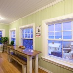 Back nook area of the Guest House with incredible views on lake Temiskaming. Great as a work or breakfast area. / Endroit dînette de la Maison d'hôtes avec vue incroyable du lac Témiskaming. Idéal pour travailler en prenant le petit déjeuner.