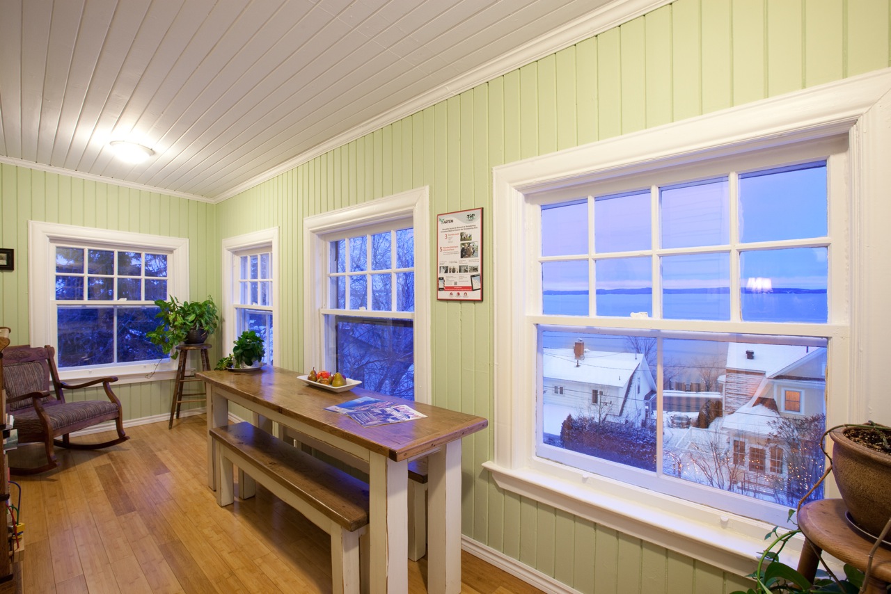 Back nook area of the Guest House with incredible views on lake Temiskaming. Great as a work or breakfast area. / Endroit dînette de la Maison d'hôtes avec vue incroyable du lac Témiskaming. Idéal pour travailler en prenant le petit déjeuner.