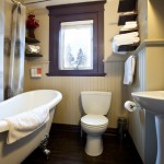 Guest House Main Bathroom with Claw Foot Tub / Salle de bain de la Maison d'hôtes avec bain sur pattes