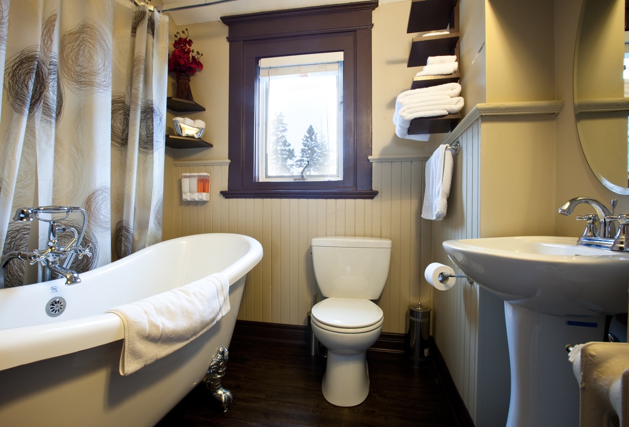 Guest House Main Bathroom with Claw Foot Tub / Salle de bain de la Maison d'hôtes avec bain sur pattes