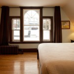 Front bedroom on 2nd floor of the Guest House. Large enough to add a cot if required. / Chambre avant de la Maison d'hôtes.