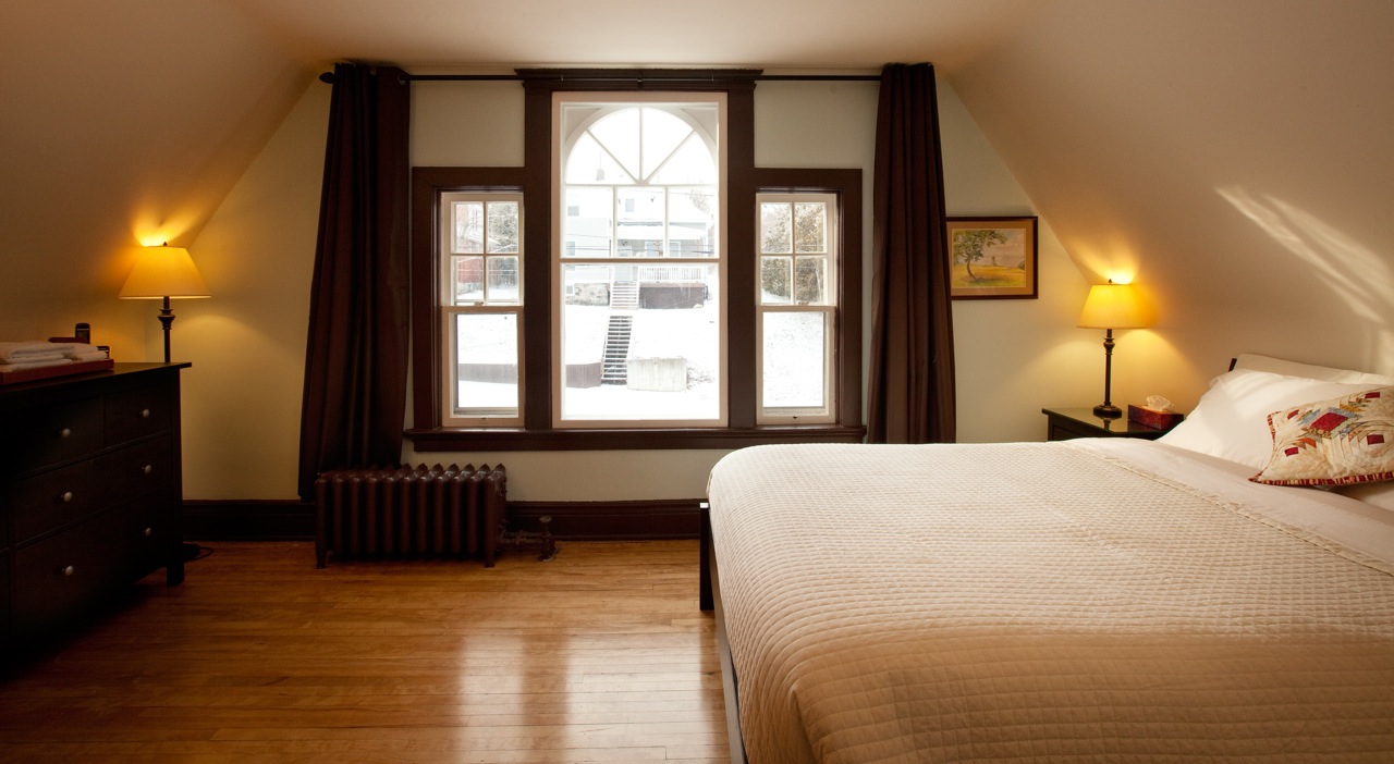 Front bedroom on 2nd floor of the Guest House. Large enough to add a cot if required. / Chambre avant de la Maison d'hôtes.