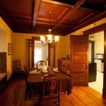 Having a meal in the Guest House dining room is like going back in time. Its recessed ceiling, French oak doors and recessed windows are all elements that you will truly enjoy. The solid wood dining set was manufactured in 1927, the same year the house was built. The Guest House is part of the Presidents’ Suites historical homes in Haileybury. / Prendre un repas dans la salle à manger de la Maison d'hôtes est comme remonter dans le temps. Son plafond encastré, les portes françaises en chêne et fenêtre en retrait sont tous des éléments que vous serez vraiment apprécier. Le mobilier de salle à manger en bois massif a été fabriqué en 1927, la même année que la maison a été construite. Le Maison d’hôtes fait partie des maisons historiques des Suites des Présidents à Haileybury