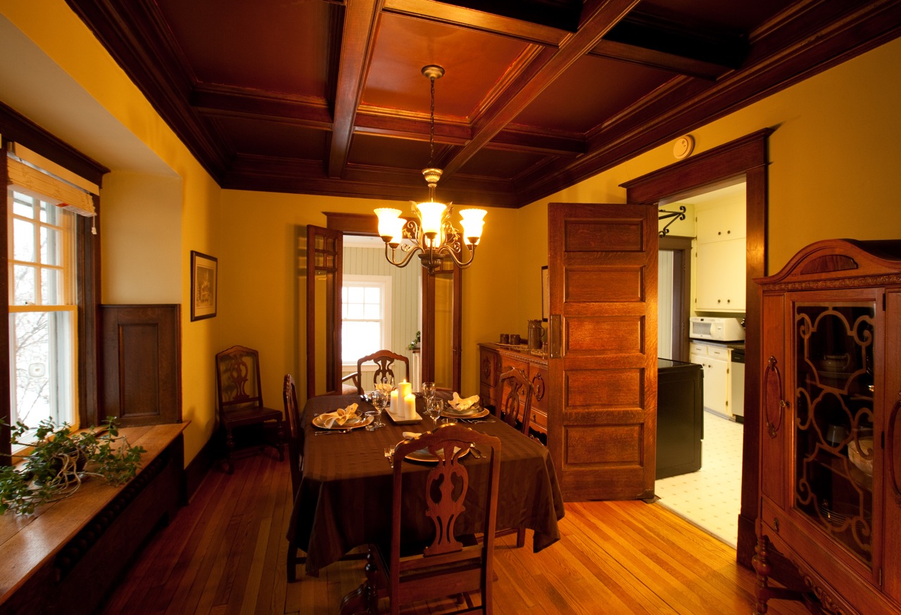 Having a meal in the Guest House dining room is like going back in time. Its recessed ceiling, French oak doors and recessed windows are all elements that you will truly enjoy. The solid wood dining set was manufactured in 1927, the same year the house was built. The Guest House is part of the Presidents’ Suites historical homes in Haileybury. / Prendre un repas dans la salle à manger de la Maison d'hôtes est comme remonter dans le temps. Son plafond encastré, les portes françaises en chêne et fenêtre en retrait sont tous des éléments que vous serez vraiment apprécier. Le mobilier de salle à manger en bois massif a été fabriqué en 1927, la même année que la maison a été construite. Le Maison d’hôtes fait partie des maisons historiques des Suites des Présidents à Haileybury