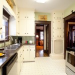 Fully equipped kitchen of the Guest house. Adjacent to dining room. / cuisine de la Maison d'hôtes des Suites des Présidents