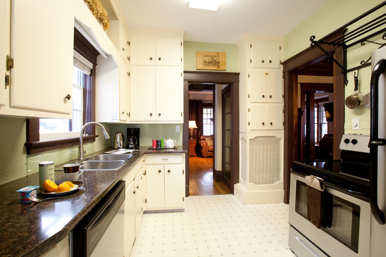 Fully equipped kitchen of the Guest house. Adjacent to dining room. / cuisine de la Maison d'hôtes des Suites des Présidents