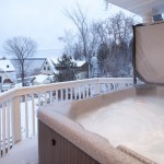 Exterior spa at the Guest House with a great vie of Lake Temiskaming / Spa extérieur de la Maison d'hôtes des Suites des Présidents.