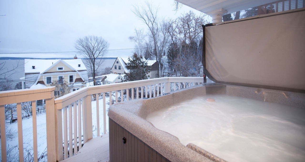 Exterior spa at the Guest House with a great vie of Lake Temiskaming / Spa extérieur de la Maison d'hôtes des Suites des Présidents.