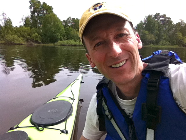 Jocelyn Blais owner of the Presidents' Suites in Haileybury kayaking at Farr Island / Propriétaire des Suites des Présidents en kayak à l'île Farr