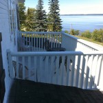 Facing the lake, you can privately enjoy from your private front balcony your morning coffee while contemplating the beautiful sunrise on lake Temiskaming. The Murphy Suite is located on the 2nd floor of the Presidents' Suites Villa in Haileybury. / Face au lac, vous pouvez profitez pleinement de votre balcon avant privé en prenant votre café du matin tout en contemplant le lever du soleil sur le lac Témiscamingue. La suite Murphy est située au 2e étage de la Villa des Suites des Présidents à Haileybury.