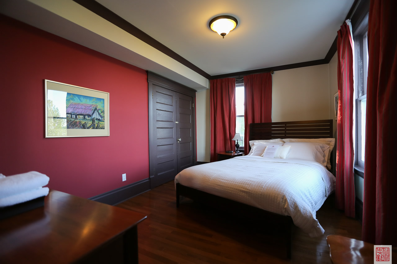 Large second bedroom of the Murphy Suite with a queen size bed. The Murphy Suite is located on the 2nd floor of the Presidents' Suites Villa in Haileybury. / Grande 2e chambre de la suite Murphy avec lit grandeur queen. La suite Murphy est située au 2e étage de la Villa des Suites des Présidents à Haileybury.