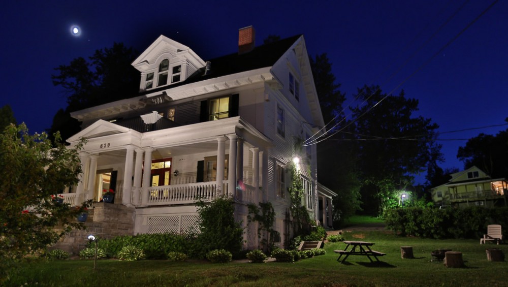 A night view of the Presidents' Suites Villa located in Temiskaming Shores. The house has 3 distinct suites: Ferland, Murphy and Guertin. / Une vue de nuit de la Villa des Suites des Présidents à Haileybury.