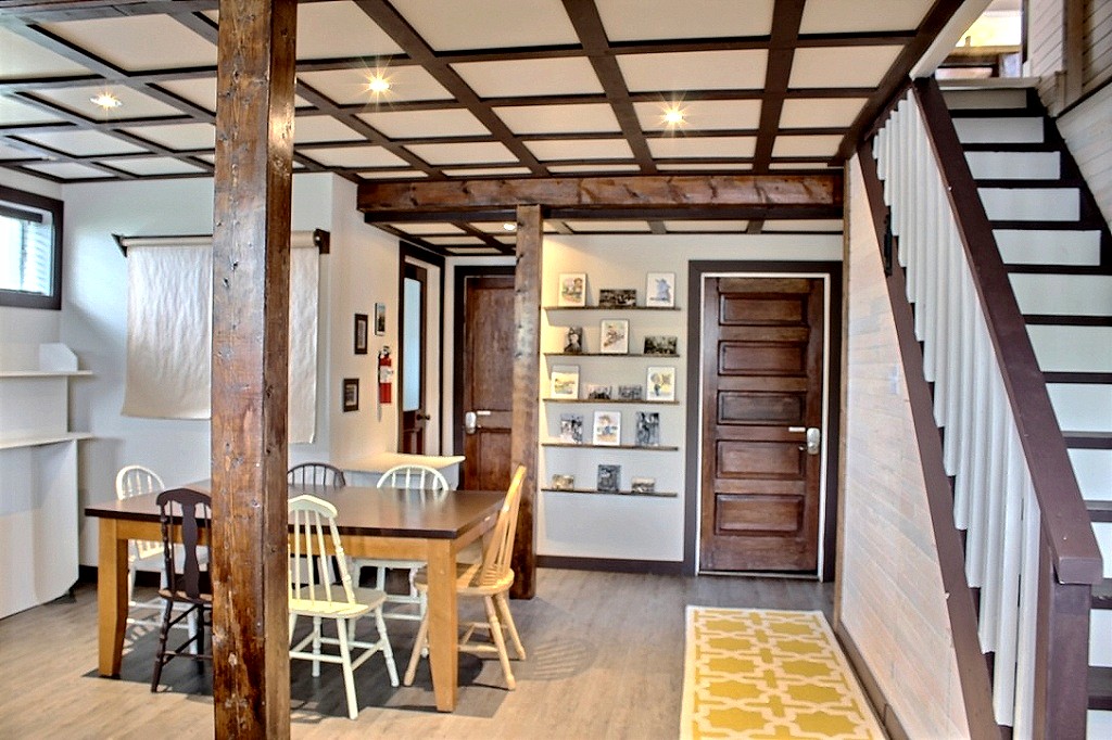 Basement family room of the Prospector's house with 4 bathrooms & laundry room. Can also be converted to a meeting room. / Salle familiale du sous-sol de la Maison des Prospecteurs ainsi que 4 salles de bain et une salle de lavage. Le sous-sol peut être converti en salle de rencontre.