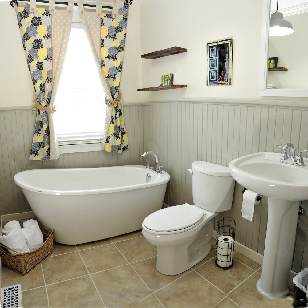 2nd floor bathroom. The Prospector's house has a total of 6 bathrooms. / La salle de bain du 2e étage. La Maison des prospecteurs a un total de 6 salle de bains.