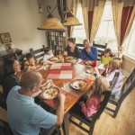 Family enjoying a meal in the Prospector's House dining room / Famille profitant d'un bon repas dans la salle à manger de la Maison des prospecteurs