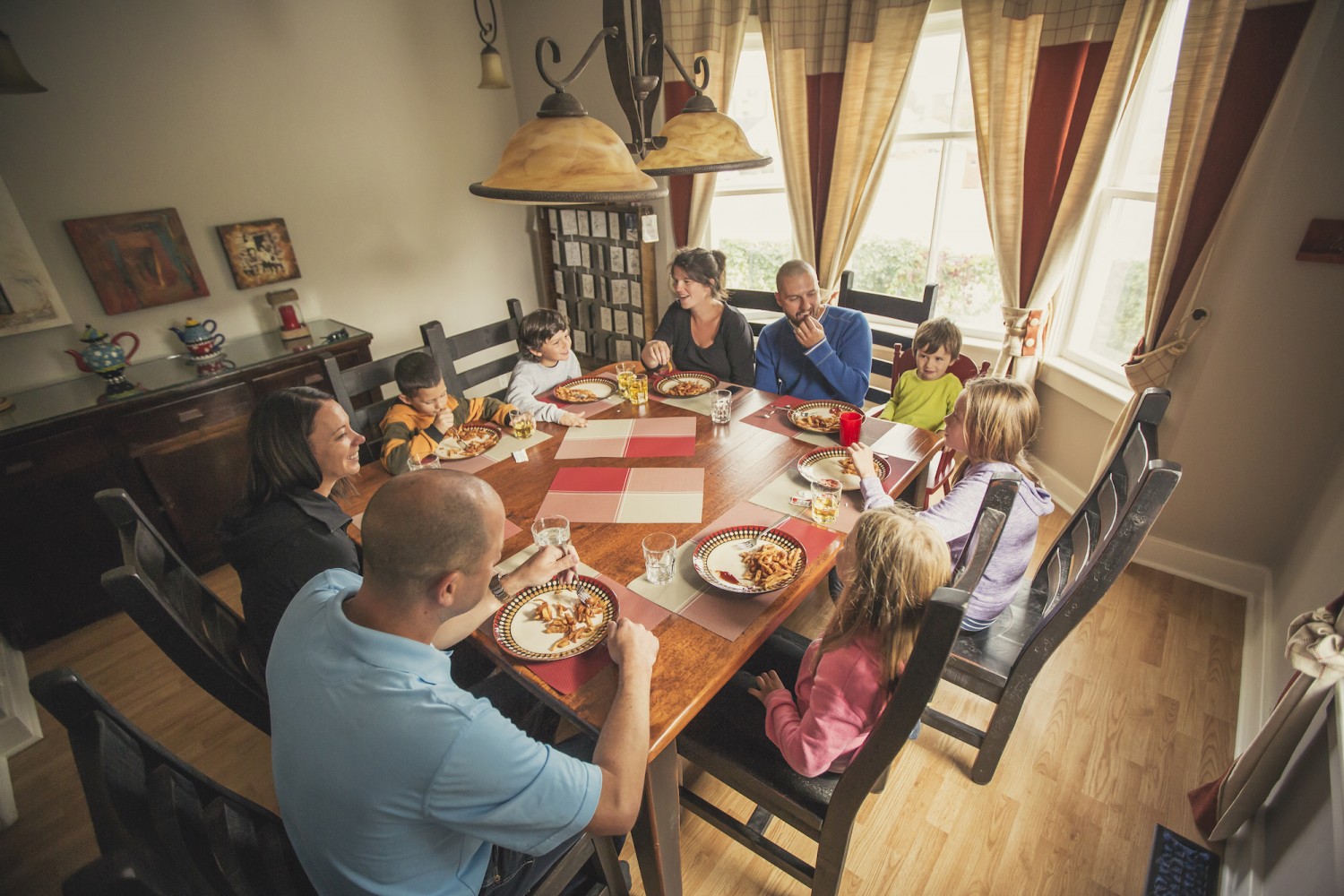 Family enjoying a meal in the Prospector's House dining room / Famille profitant d'un bon repas dans la salle à manger de la Maison des prospecteurs