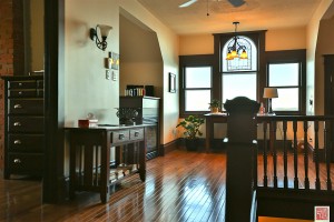 The Guertin suite as still maintain its charm of 1906 with the dark wood trims and hardwood floors. The highlight is certainly the incredible view on lake Temiskaming. / La suite Guertin a conservé son charme de 1906 avec les larges moulures en bois et les planchers de bois franc. Le point culminant est certainement la vue incroyable sur le lac Témiscamingue.