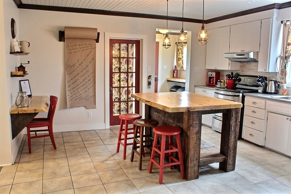 Fully equipped kitchen of the Prospector's house with central island. Great place to spend family time. / Cuisine de la maison des prospecteurs avec îlot central. Endroit idéal pour du temps en famille.