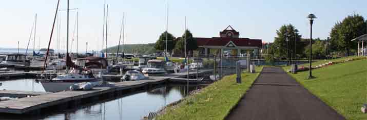 The Haileybury Marina where you will also find the public beach, the pavilion, playground and a lot more. / La Marina de Haileybury ou vous retrouverez la plage publique, la pavilion, le parc pour enfants et encore plus.