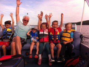 Family on pontoon on their way to Farr Island. The island is a day destination for the Presidents' Suites clients and ideal for family holidays, couples getaways, solo travel. / Une famille en route vers l'île Farr. L'île est une destination de jour pour les clients des Suites des Présidents. 