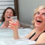 Group enjoying exterior spa at the Presidents' Suites in Haileybury / Groupe appréciant le spa extérieur aux Suites des Présidents à Temiskaming Shores