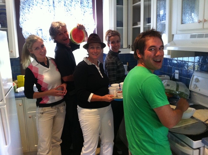 Couples enjoying large the kitchen of the Ferland Suite. The large houses are ideal for families or couples with all the amenities. / Des couples qui profitent de la grande cuisine de la suite Ferland. Nos maisons historiques sont idéales pour les familles, et les couples.