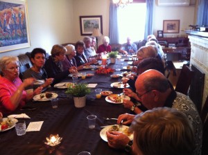 Family dinner during a gathering at the Presidents' Suites. / Repas en famille pendant un rassemblement aux Suites des Présidents.