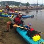 A group enjoying a kayak outing on lake Temiskaming. It is also possible to paddle to our private Farr Island to enjoy the day. /Un groupe en kayak sur le lac Témiscaming. Il est également possible de se rendre à notre île privée pour y passer la journée.