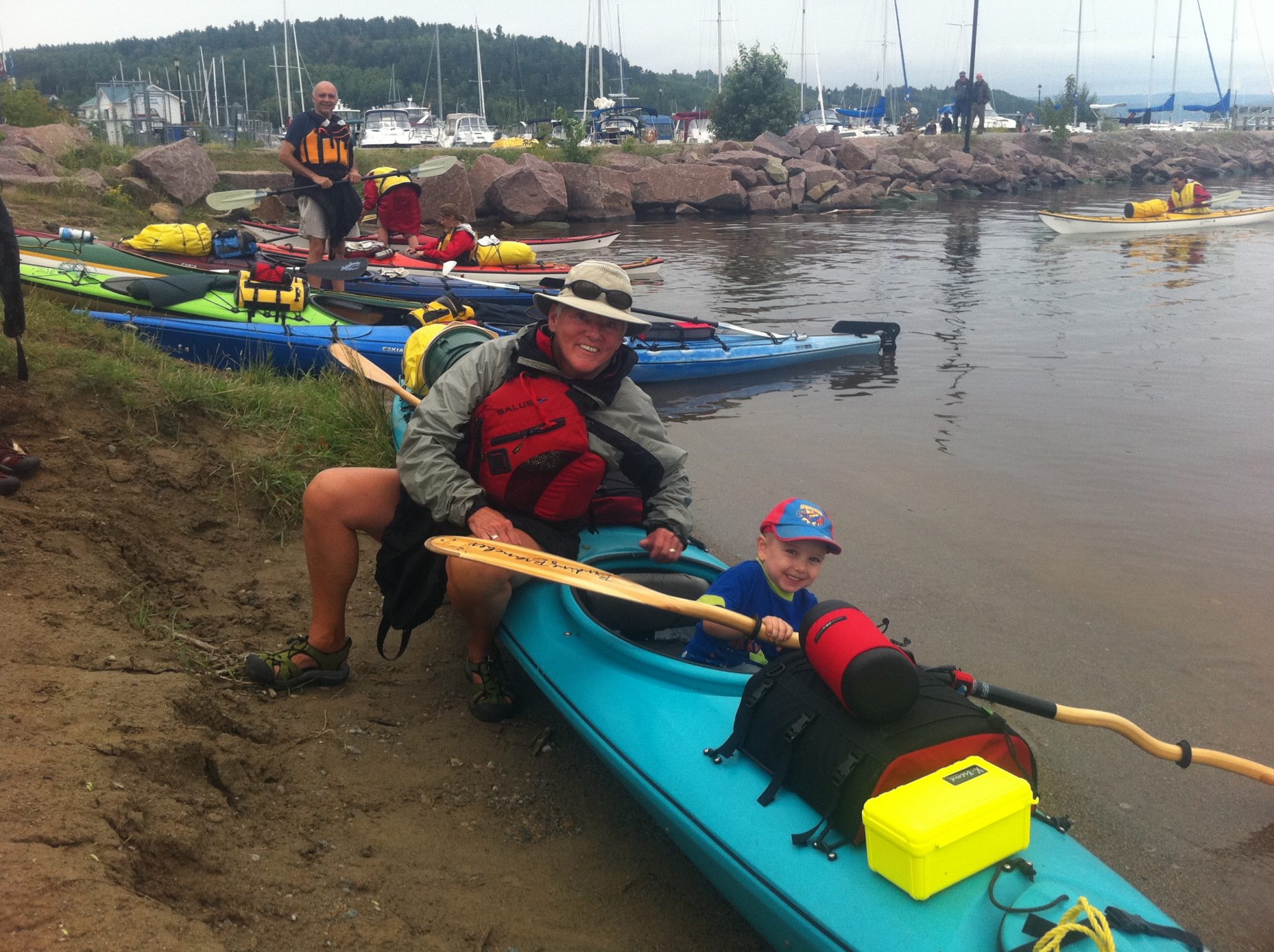 A group enjoying a kayak outing on lake Temiskaming. It is also possible to paddle to our private Farr Island to enjoy the day. /Un groupe en kayak sur le lac Témiscaming. Il est également possible de se rendre à notre île privée pour y passer la journée.