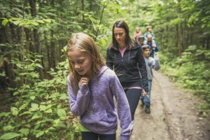 Children hiking to Devil's Rock through the shortest access route. Great activity for families, couples or solo travellers. A picnic can even be brought to have on site. / Enfants en route vers le rocher du diable en utilisant la route d'accès la plus courte. Une activité idéale pour tous, famille, coupes ou même pour les personnes seules.