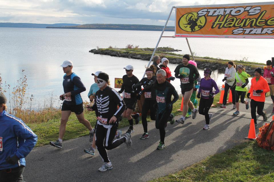 Haunted Hustle Event Start. The race starts in Haileybury, passes in front of the Presidents' Suites and heads towards New Liskeard. / Le départ de la course Haunted Hustle organisée par le groupe Stato.