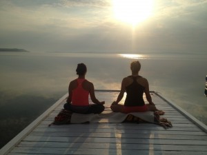 Early morning meditation on the Presidents' Suites private dock on the shores of lake Temiskaming. Great place for wellness stays and retreats / Méditation du matin sur le quai privé des Suites des Présidents au bord du lac Témiskaming.