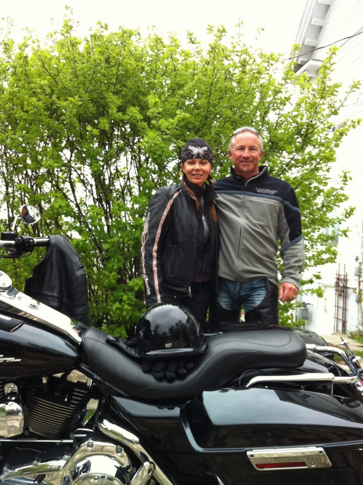 Motorcycle couple during their stay at the Presidents' Suites. in Haileybury. / Un couple en moto pendant leur séjour aux Suites des Présidents.