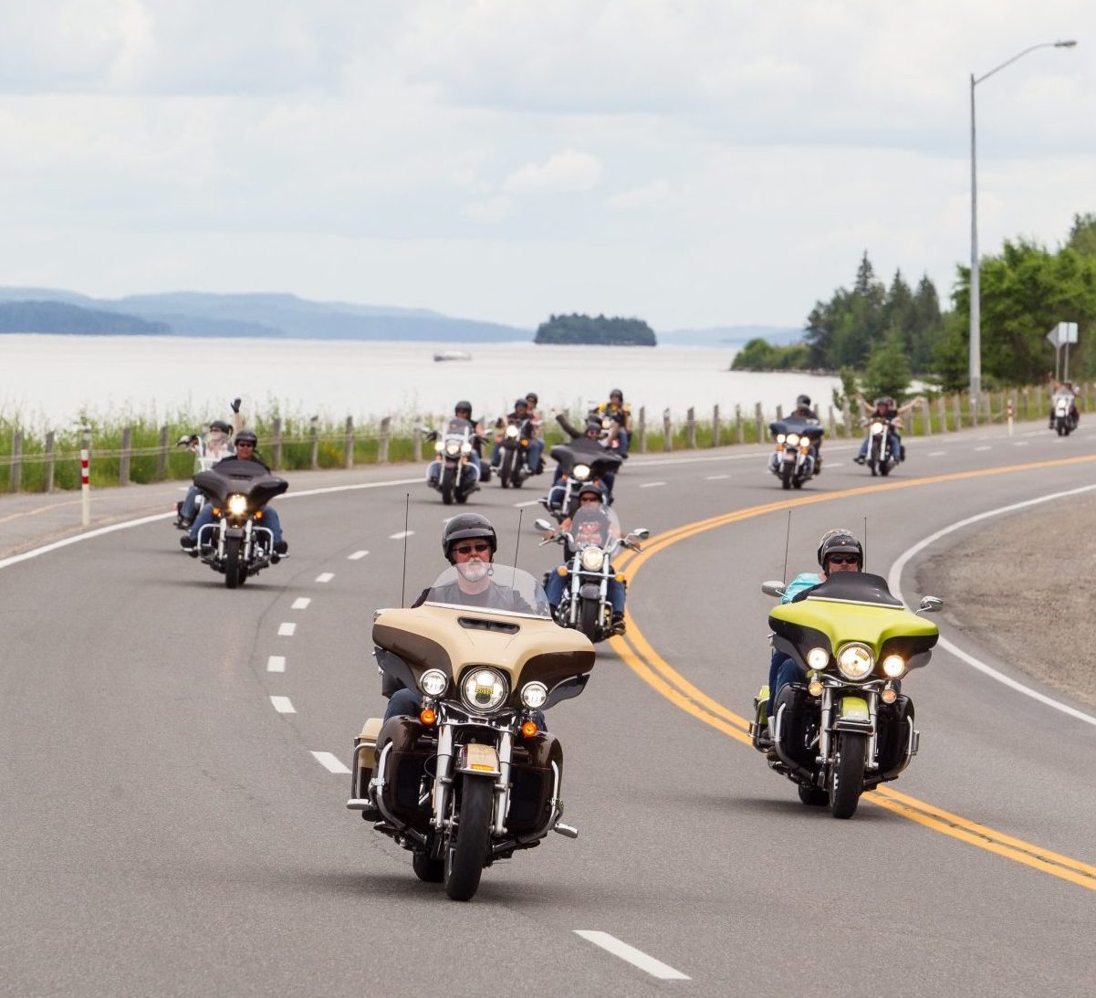 Motorcycle group on their way to New Liskeard. In the background the Presidents' Suites' Farr Island. / Groupe de moto en route vers New Liskeard. En arrière plan l'île Farr des Suites des Présidents.