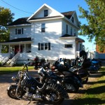 Motorcycle group at the Prospeoctor's House in Haileybury during their Biker's Reunion stay. / Groupe de moto à la Maison des Propsecteurs pendant la Biker's Reunion.