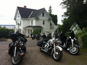 Motorcycle group at the Presidents' Suites Villa in Haileybury / Groupe de moto à la Villa des Suites des Présidents à Temiskaming Shores.