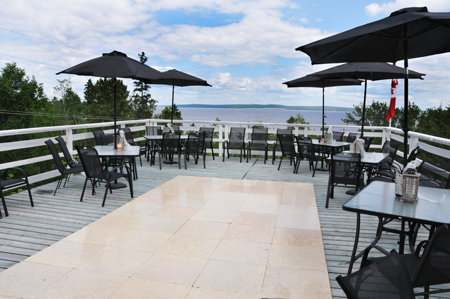 Haileybury golf club club house with large patio overlooking lake Temiskaming / Patio du club de golf de Haileybury avec magnifique vue du lac Témiskaming