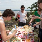 Local food group picnic at Devil's Rock / Pique-nique avec produits locaux au rocher du diable à Temiskaming Shores.