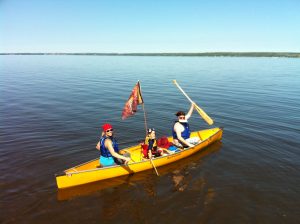 Pirates paddling to Farr Island for the treasure hunt / Des Pirates en route vers l'île Farr pour la chasse aux trésors