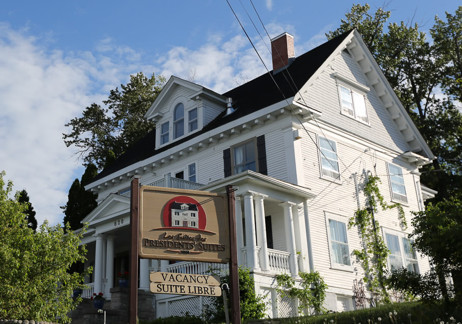 The Presidents' Suites Villa in Haileybury with its' 3 suites and a great view of Lake Temiskaming / La Villa des Suites des Présidents à Temiskaming Shores avec ses 3 suites et la vue magnifique sur le lac Témiskaming