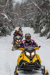 Groupe de motoneige profitant des sentiers dans la région de Temiskaming Shores.au TemiskamingSnowmobile group enjoying the trails of the Temiskaming region. / Groupe de motoneigistes profitant des sentiers de la région du Témiskaming. 