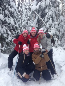 Family snowshoeing during a stay at the Presidents' Suites in Haileybury. / Famille en raquette pendant un séjour aux Suites des Présidents.