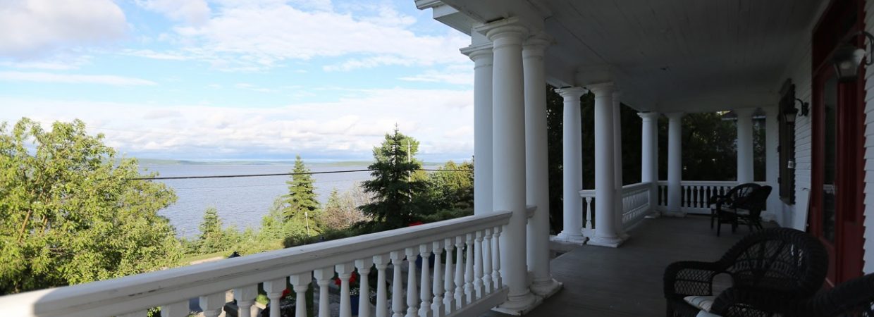 The Villa’s front veranda is really part of the attraction of this historical home with its great views on lake Temiskaming. Great place to have your breakfast and tables can even be set up for a dinner with family or friends. / La véranda avant de la Villa est une partie importante de l'attrait de cette maison historique avec sa vue magnifique sur le lac Témiskaming. Super endroit pour prendre votre petit-déjeuner, des tables peuvent même être mises en place pour un dîner en famille ou entre amis.