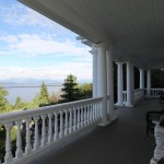 The Villa’s front veranda is really part of the attraction of this historical home with its great views on lake Temiskaming. Great place to have your breakfast and tables can even be set up for a dinner with family or friends. / La véranda avant de la Villa est une partie importante de l'attrait de cette maison historique avec sa vue magnifique sur le lac Témiskaming. Super endroit pour prendre votre petit-déjeuner, des tables peuvent même être mises en place pour un dîner en famille ou entre amis.