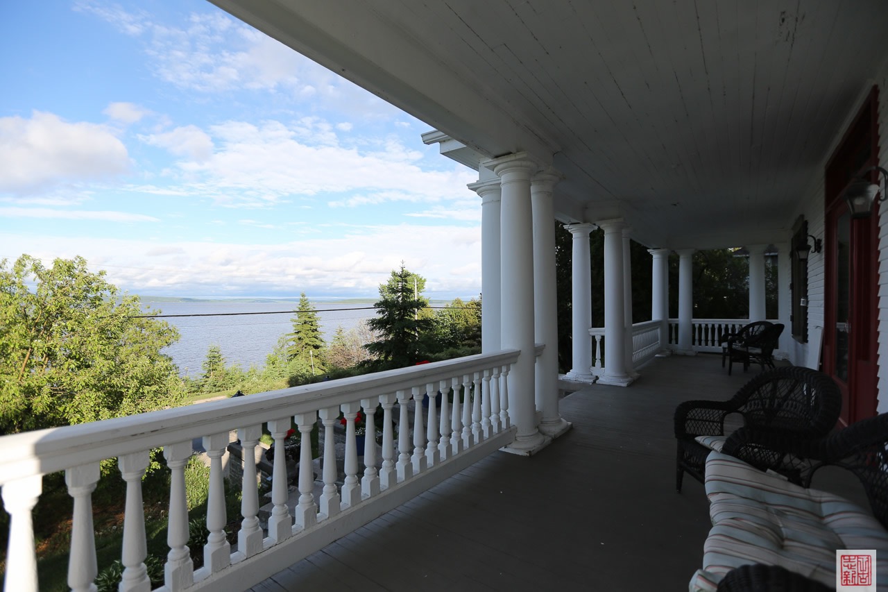 The Villa’s front veranda is really part of the attraction of this historical home with its great views on lake Temiskaming. Great place to have your breakfast and tables can even be set up for a dinner with family or friends. / La véranda avant de la Villa est une partie importante de l'attrait de cette maison historique avec sa vue magnifique sur le lac Témiskaming. Super endroit pour prendre votre petit-déjeuner, des tables peuvent même être mises en place pour un dîner en famille ou entre amis.