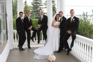 Wedding picture on the Presidents' Suites Villa's front veranda with view of lake Temismaing in Haileybury - photo de mariage sur la véranda de la ville des Suites des Présidents à temiskaming Shores