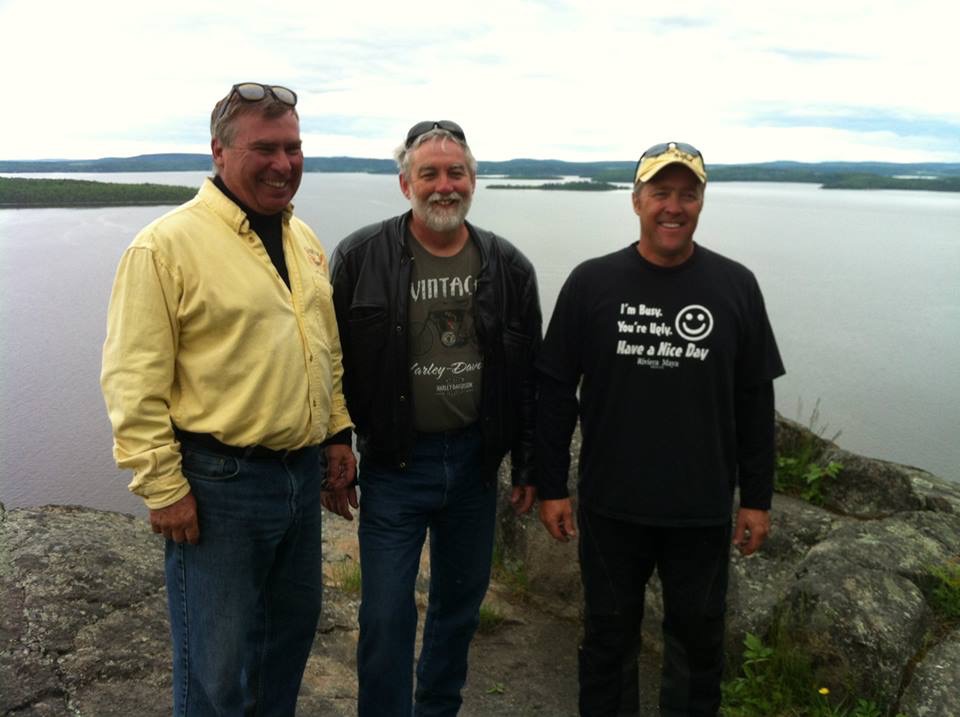 Enjoying a hike to Devil's Rock in Temiskaming Shores. / Randonnée au rocher du diable.