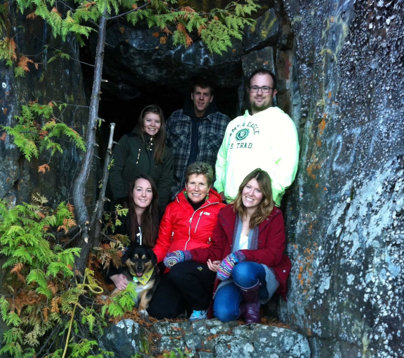 Group standing in front of one of the five mining tunnels at the base of Devil's Rock. The tunnels were blasted out during the Cobalt's silver rush era. / Groupe devant un des tunnels miniers à la base du rocher du diable. Ces tunnels furent creusés lors de la ruée de l'argent de Cobalt.